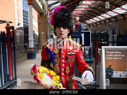 Un supporter royal arrive au poste de Windsor le jour de la répétition des funérailles du prince Philip. Banque D'Images