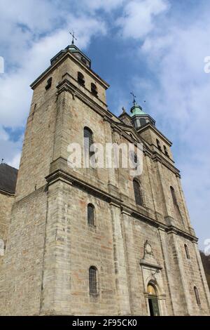 Vue extérieure de la cathédrale Saint-Pierre du XVIIIe siècle à Malmedy, dans la province de Liège, Belgique. Avec l'espace de copie ci-dessus. Banque D'Images