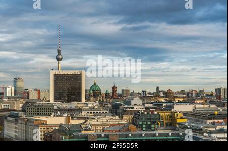 Vue de dessus sur Berlin depuis la plate-forme sur le toit du bâtiment du Parlement Reichstag à Berlin (Allemagne), avec espace copie Banque D'Images