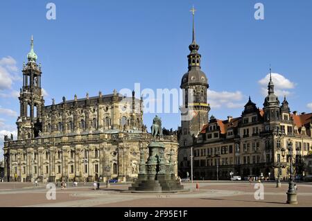 Cathédrale de Hofkirche ou église de la Cour et château de Dresde de Saxe avec le Hausmannsturm à Theaterplatz, Dresde, Saxe, Allemagne Banque D'Images