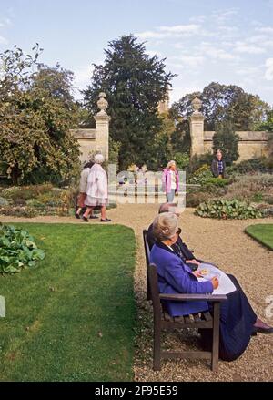 Visiteurs et porte d'entrée au jardin clos des Jardins botaniques, Université d'Oxford, Oxford, Royaume-Uni Banque D'Images