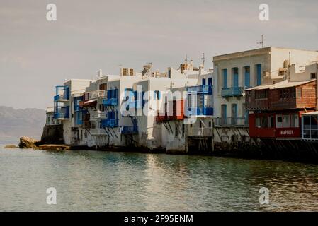 Balcons suspendus de la petite Venise sur l'île grecque de Mykonos dans la mer Égée. Banque D'Images