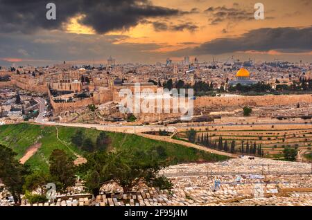 Jérusalem, Israël vieille ville à la tombée de la montagne des Oliviers. Banque D'Images