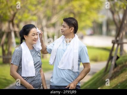 Joyeux couple senior d'asie qui fait du jogging en plein air dans le parc. Banque D'Images