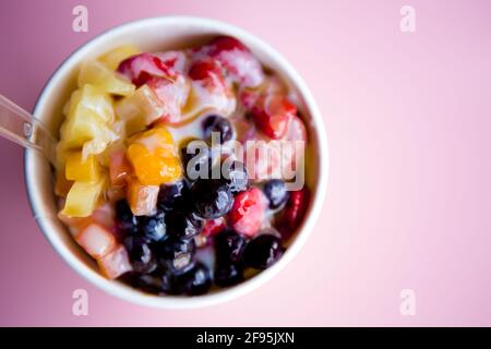 Salade de fruits avec de la crème glacée Banque D'Images