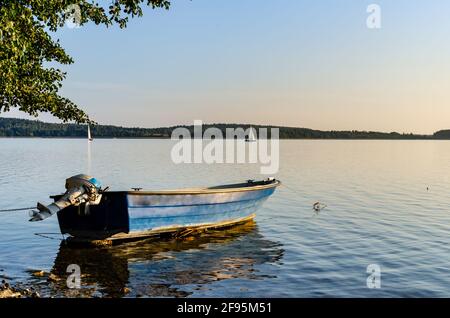 Lac Masurien, bateau à moteur et yachts au loin. Jour ensoleillé Banque D'Images