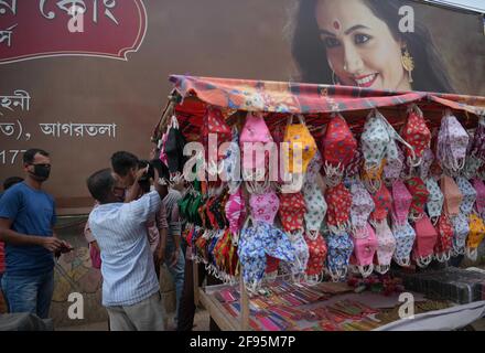 Abhisek Saha / le Pictorium - coronavirus en Inde - 8/4/2021 - Inde / Tripura / Agartala - les gens sont Acheter des masques comme le gouvernement indien ha Banque D'Images