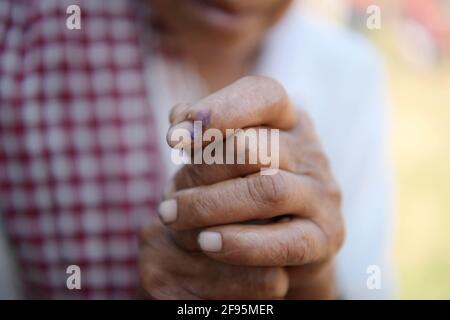 Abhisek Saha / le Pictorium - élections du TTAADC - 6/4/2021 - Inde / Tripura / Agartala - UNE femme tribale montre son doigt marqué avec de l'encre après Banque D'Images