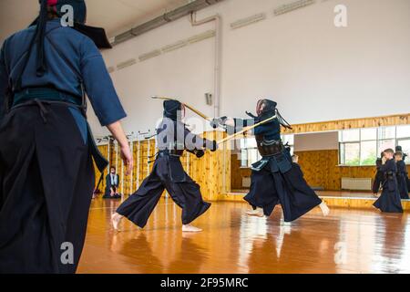 Lutte avec l'école d'épée de Kendo, l'entraînement, les hommes et les enfants Banque D'Images