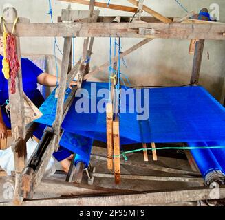 Tissu bleu saphir tissé sur le métier à tisser à Bali, Indonésie. Les textiles balinais sont un milieu divin à la nature divine de l'univers. Banque D'Images