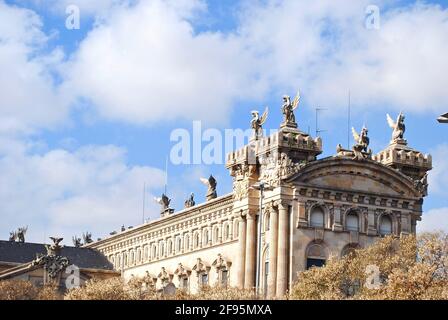 Bâtiment Aduana ou Duana Nova (nouvelle maison douanière) à la porte de la paix Port Vell à Barcelone, Espagne. Design néoclassique avec sculptures de lions ailées. Banque D'Images