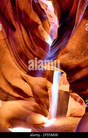 Un faisceau de lumière dans le canyon Antelope Slot, parc tribal Navajo, Arizona, États-Unis Banque D'Images