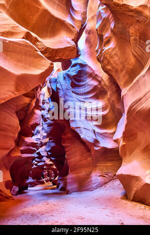 Architecture naturelle majestueuse de l'Antelope Slot Canyon, Parc tribal Navajo, Arizona, États-Unis Banque D'Images