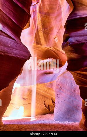 Un faisceau de lumière dans le canyon Antelope Slot, parc tribal Navajo, Arizona, États-Unis Banque D'Images