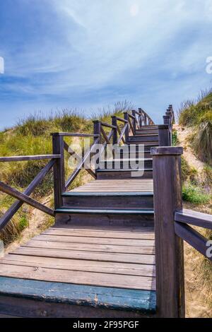 Un pont en bois sur les dunes de sable à Cala Mesquida, Majorque, Espagne Banque D'Images