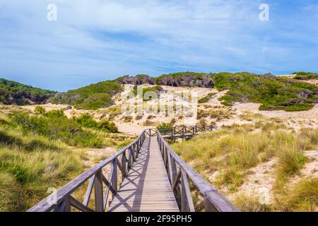 Un pont en bois sur les dunes de sable à Cala Mesquida, Majorque, Espagne Banque D'Images