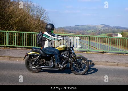 2018 Harley Davidson Xi 8883 N Iron 16; motard; transport à deux roues, motos, véhicule sur les routes britanniques, motos, motards motocyclistes qui conduisent à Manchester, Royaume-Uni Banque D'Images