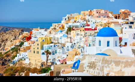 Île de Santorini en Grèce. Vue panoramique sur la ville d'Oia Banque D'Images