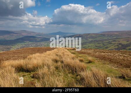 Vue depuis les pentes de la colline Tor y Foel dans les Brecon Beacons, en direction de la montagne Sugarloaf dans les montagnes noires Banque D'Images