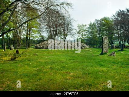 En regardant ne vers l'entrée de Clava ne Bronze Age passage grave, Inverness, Écosse, Royaume-Uni, entouré d'un anneau de onze pierres debout. Banque D'Images