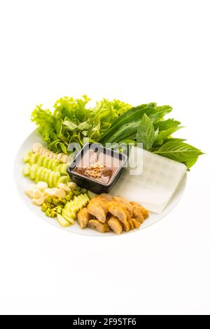 Salade et saucisse de porc vietnamienne OU Nam-Neaung en plaque blanche isolée sur fond blanc Banque D'Images