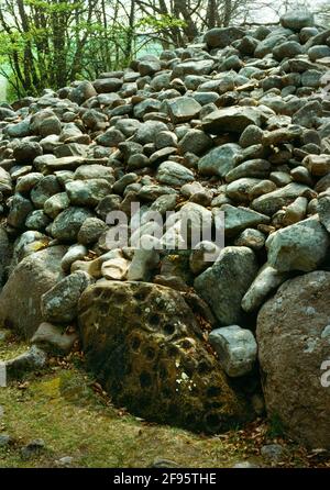 Voir se de Clava ne passage grave, Inverness, Écosse, Royaume-Uni. Montrant la pierre de trottoir marquée par la coupe au N du cairn rond qui est entouré par un rin Banque D'Images