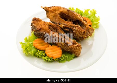 Poisson frit sur fond blanc isolé sur fond blanc Banque D'Images