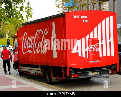 Parking camion Coca-Cola devant un café Nueva Montana Santander Cantabria Espagne Printemps matin Banque D'Images