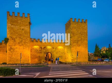 Vue au coucher du soleil sur la Porta del moll menant à la vieille ville d'Alcudia, Majorque, Espagne Banque D'Images