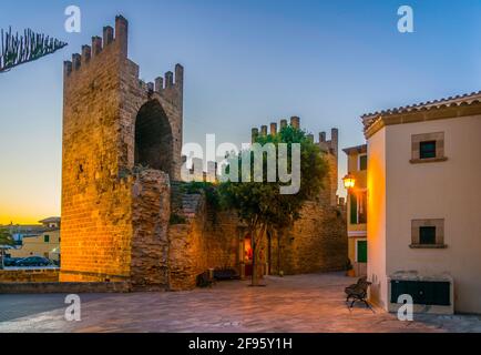 Coucher de soleil sur la fortification de la ville d'Alcudia à Majorque, Espagne Banque D'Images