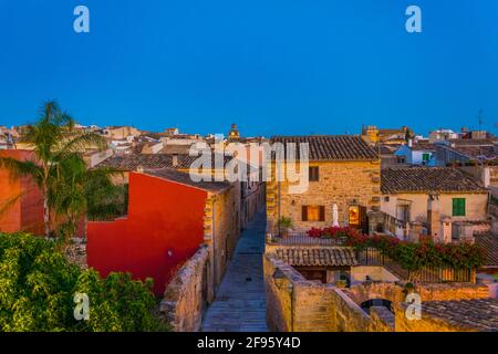 Coucher de soleil sur la vieille ville d'Alcudia, Majorque, Espagne Banque D'Images