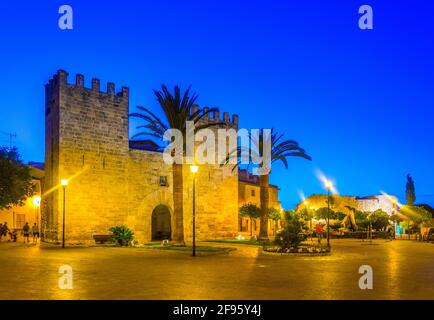 Vue au coucher du soleil sur la Porta del moll menant à la vieille ville d'Alcudia, Majorque, Espagne Banque D'Images