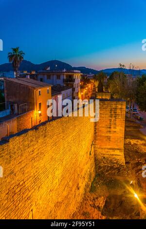 Coucher de soleil sur la fortification de la ville d'Alcudia à Majorque, Espagne Banque D'Images