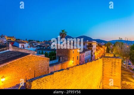 Coucher de soleil sur la fortification de la ville d'Alcudia à Majorque, Espagne Banque D'Images