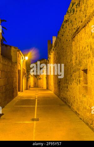 Coucher de soleil sur la fortification de la ville d'Alcudia à Majorque, Espagne Banque D'Images