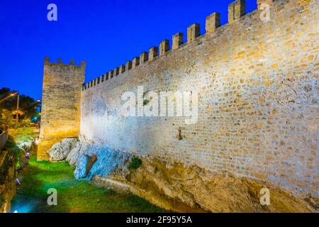 Coucher de soleil sur la fortification de la ville d'Alcudia à Majorque, Espagne Banque D'Images