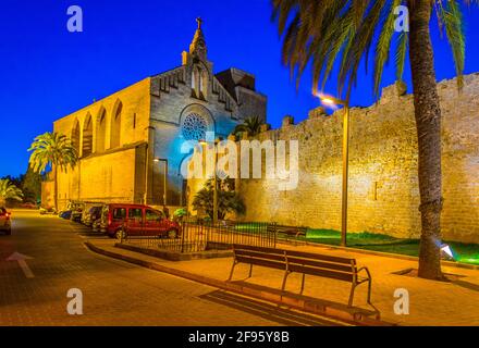 Coucher de soleil sur la fortification de la ville d'Alcudia à Majorque, Espagne Banque D'Images