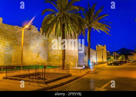 Coucher de soleil sur la fortification de la ville d'Alcudia à Majorque, Espagne Banque D'Images