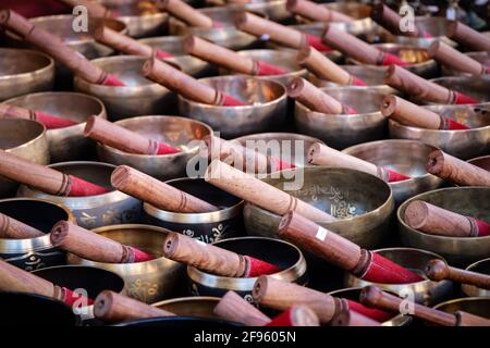 Bol chantant tibétain dans un marché de rue Banque D'Images