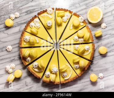 Tarte au citron en tranches sur marbre blanc Banque D'Images