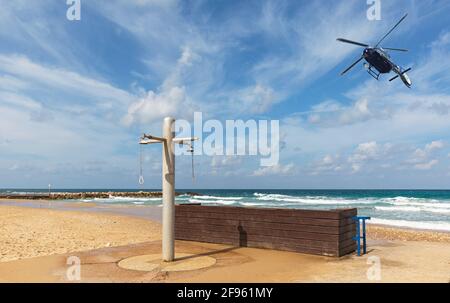 Hélicoptère de police survolant la plage en Israël Banque D'Images