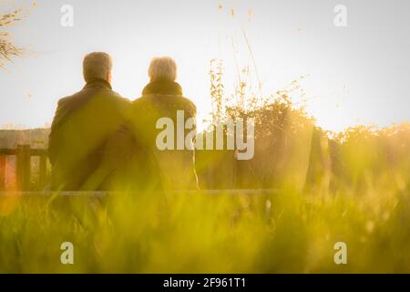 les anciens modèles de couple amoureux au coucher du soleil Banque D'Images