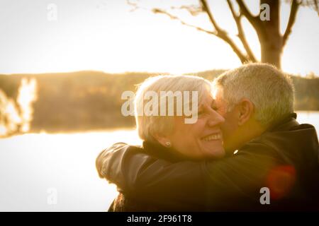 les anciens modèles de couple amoureux au coucher du soleil Banque D'Images