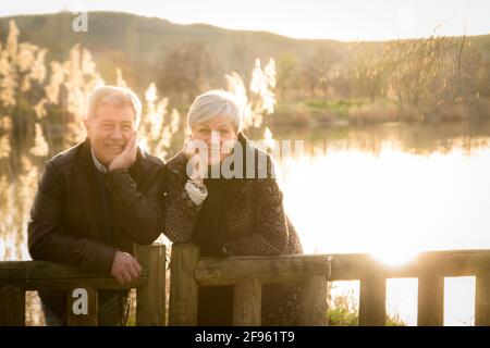 les anciens modèles de couple amoureux au coucher du soleil Banque D'Images