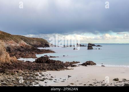 Plage rocheuse de l'île française Ouessant au ciel spectaculaire, côte bretonne dans l'Atlantique, région Bretagne, département du Finistère, France Banque D'Images