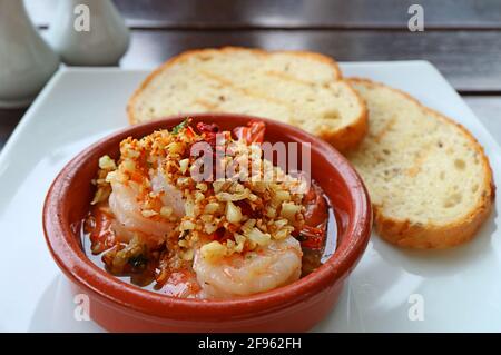 Plat espagnol bien connu de crevettes à l'ail savoureuses appelées Gambas al Ajillo Banque D'Images