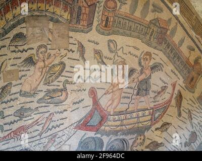 Atrium de la mosaïque des Cupids de pêche, Villa Romana del Casale Banque D'Images