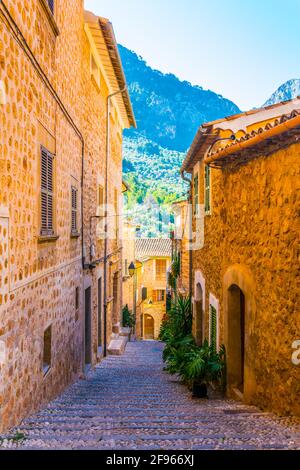 Une rue étroite dans le village espagnol Fornalutx à Majorque Banque D'Images