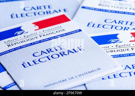 Cartes électorales françaises. Chaque électeur français reçoit une carte lui permettant de voter aux élections en France Banque D'Images