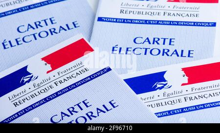 Cartes électorales françaises. Chaque électeur français reçoit une carte lui permettant de voter aux élections en France Banque D'Images